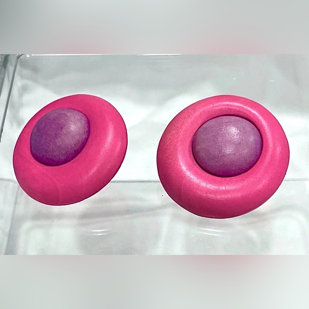 ☀️☀️2/$10 Vintage Pink and Purple Painted Wood Button Clip Back Clip On Earrings - Picture 2 of 9